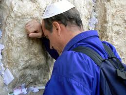 Evreu rugandu-se la Zidul Plangerii