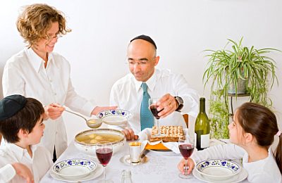 Familie de evrei la Masa de Pesach